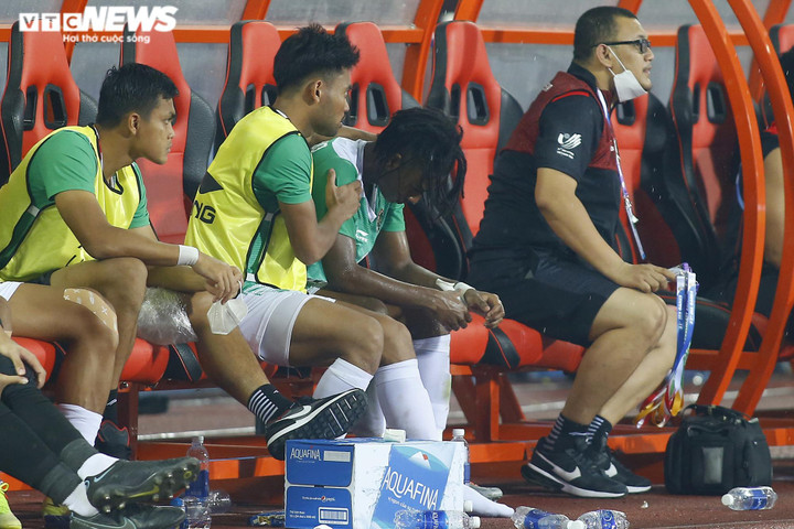 Bị thay sau khi đá 20 phút, Ronaldo của Indonesia cúi mặt khóc - 2