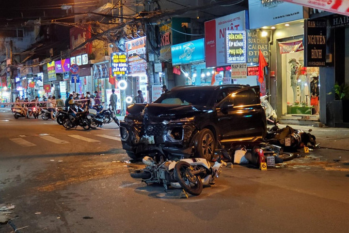 Tài xế ô tô đâm nhiều xe máy ở TP.HCM có nồng độ cồn trong máu - 1