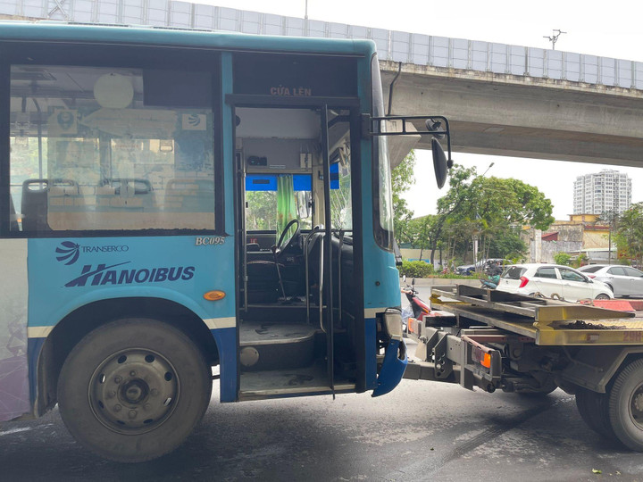 Ảnh: Xe ba bánh chở bó thép hơn 10m xuyên thủng đầu xe buýt trên phố Hà Nội - 9