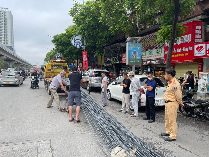 Ảnh: Xe ba bánh chở bó thép hơn 10m xuyên thủng đầu xe buýt trên phố Hà Nội - 6