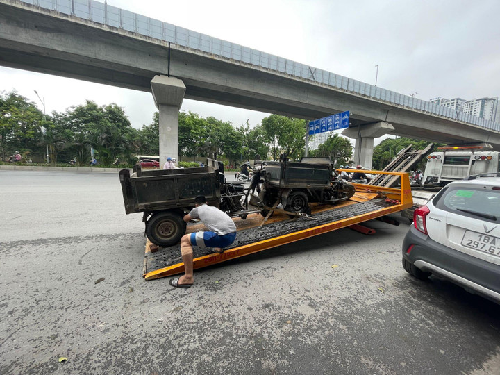 Ảnh: Xe ba bánh chở bó thép hơn 10m xuyên thủng đầu xe buýt trên phố Hà Nội - 7