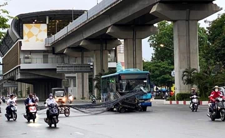 Ảnh: Xe ba bánh chở bó thép hơn 10m xuyên thủng đầu xe buýt trên phố Hà Nội - 1