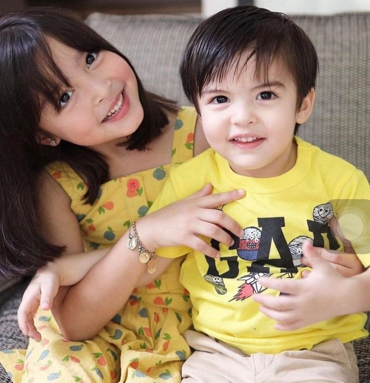 The family of the Philippines' 'first beauty' shows off her excellent genes on Mother's Day - 2