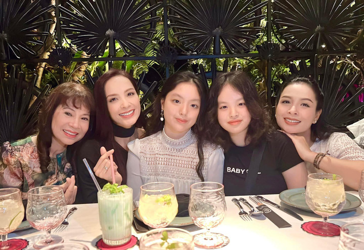 Sao Việt 9/5: MC Hoàng Oanh rạng rỡ bên con trai, lấy lại tinh thần sau ly hôn - 13