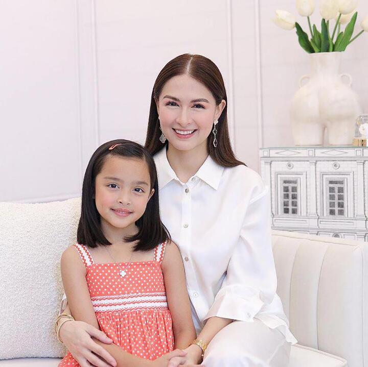 The family of the Philippines' 'first beauty' shows off her excellent genes on Mother's Day - 3