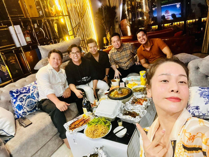 Sao Việt 9/5: MC Hoàng Oanh rạng rỡ bên con trai, lấy lại tinh thần sau ly hôn - 14