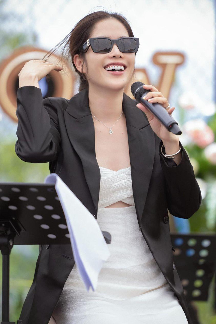 Sao Việt 9/5: MC Hoàng Oanh rạng rỡ bên con trai, lấy lại tinh thần sau ly hôn - 9