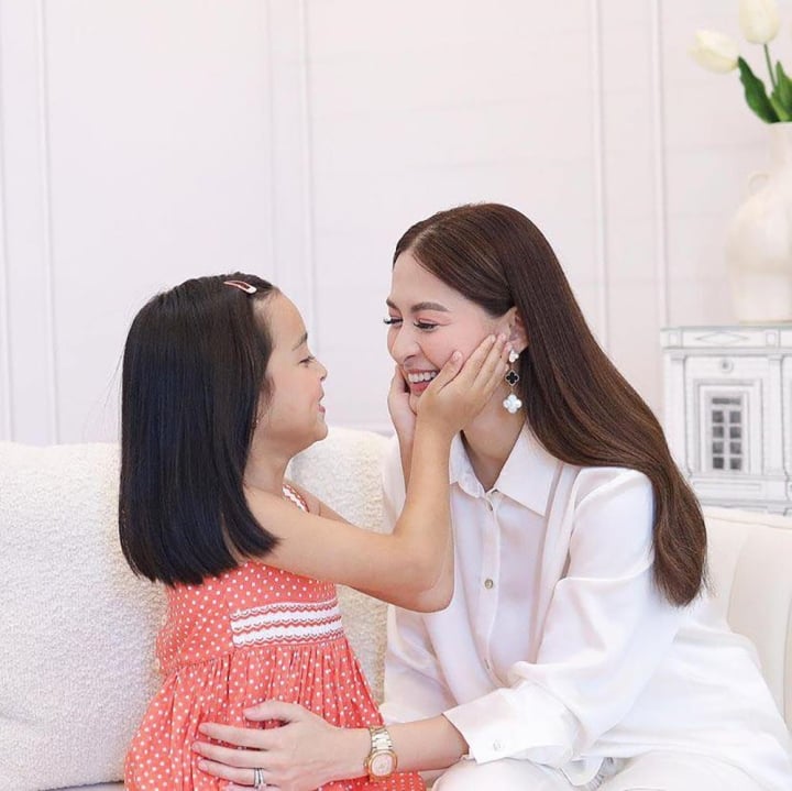 The family of the Philippines' 'first beauty' shows off her excellent genes on Mother's Day - 4