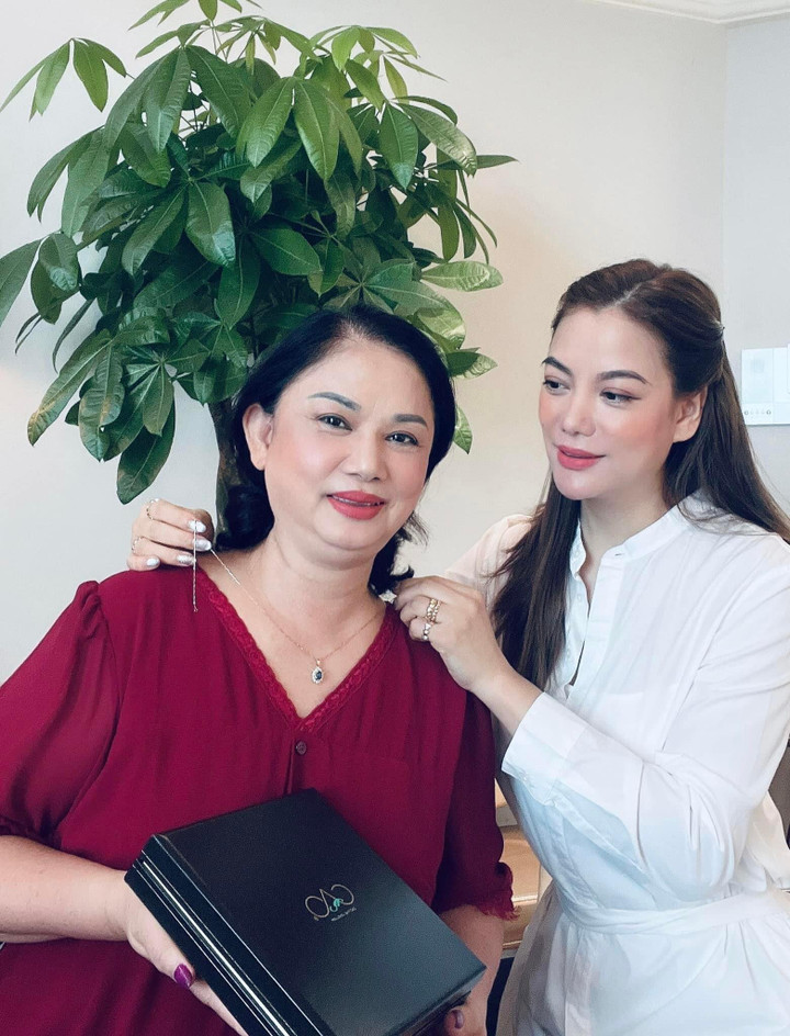 Trương Ngọc Ánh, Thuỳ Tiên cùng dàn mỹ nhân Việt khoe ảnh mừng 'Ngày của mẹ' - 3