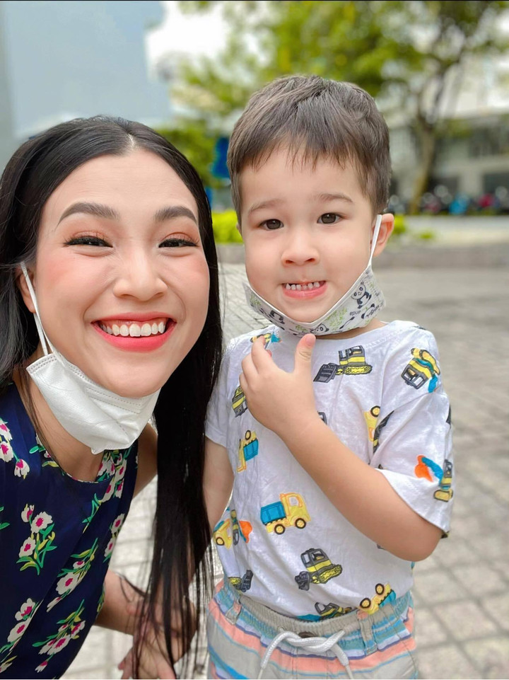 Sao Việt 9/5: MC Hoàng Oanh rạng rỡ bên con trai, lấy lại tinh thần sau ly hôn - 1