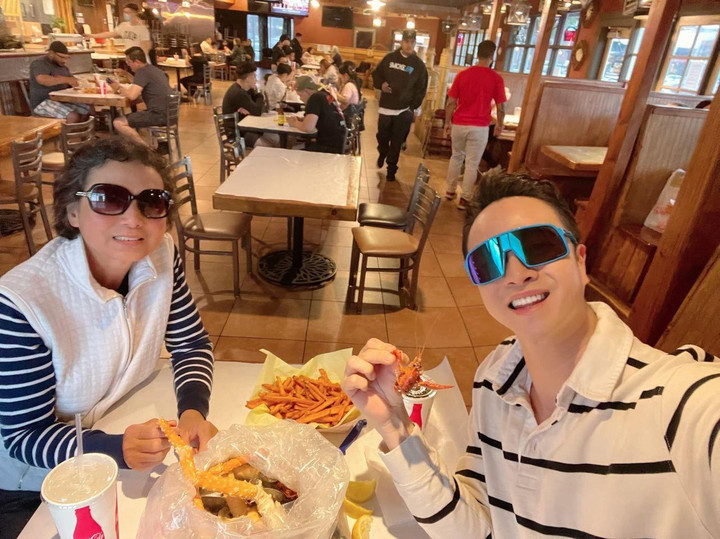 Sao Việt 9/5: MC Hoàng Oanh rạng rỡ bên con trai, lấy lại tinh thần sau ly hôn - 7