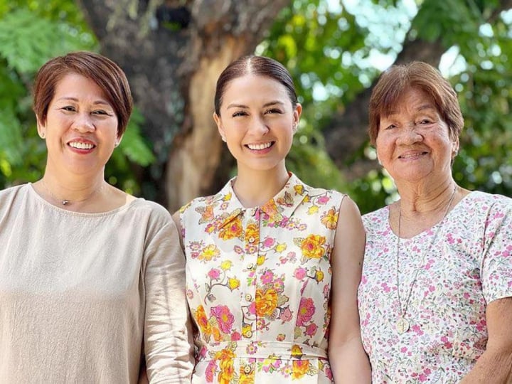 The family of the Philippines' 'first beauty' shows off her excellent genes on Mother's Day - 6