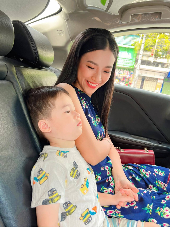 Sao Việt 9/5: MC Hoàng Oanh rạng rỡ bên con trai, lấy lại tinh thần sau ly hôn - 2