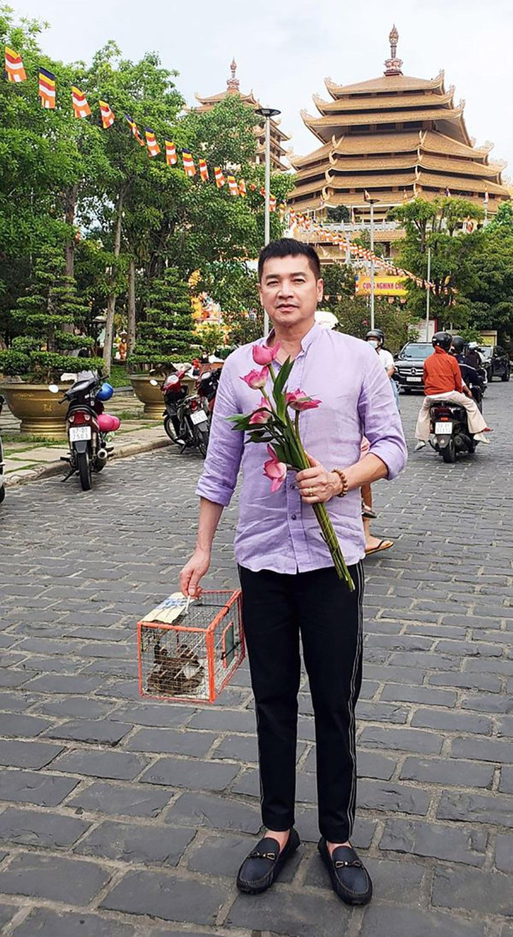 Sao Việt 9/5: MC Hoàng Oanh rạng rỡ bên con trai, lấy lại tinh thần sau ly hôn - 16