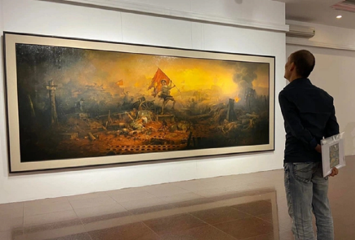 Tạm dừng triển lãm hội họa Điện Biên Phủ vì tác phẩm gây tranh cãi - 1
