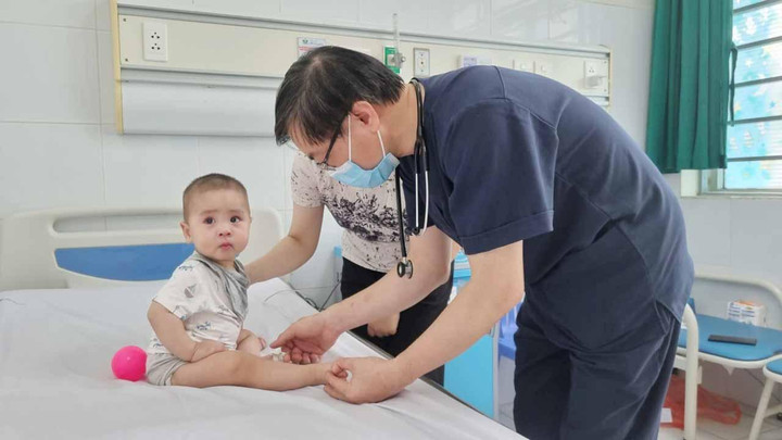 Hai biến chứng nguy hiểm của bệnh tay chân miệng - 1