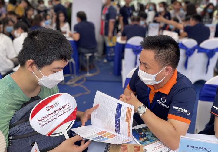 Thí sinh nông thôn lo lắng khi các trường giảm chỉ tiêu xét điểm thi tốt nghiệp - 1