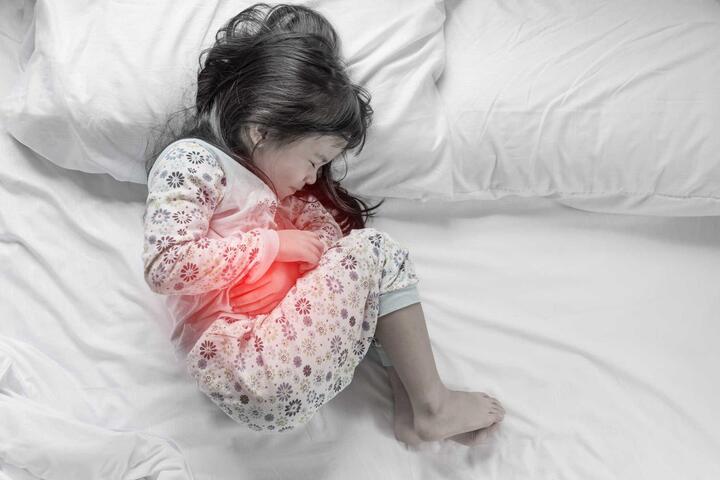 Trẻ đau bụng và buồn nôn: Dấu hiệu của bệnh nguy hiểm - 1
