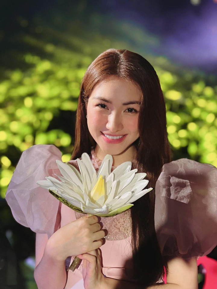 Sao Việt 10/5: Đỗ Mỹ Linh khoe được dẫn SEA Games, Minh Tú úp mở đã chia tay - 12