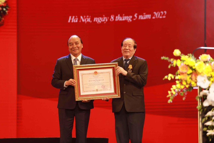  NSND Lê Khanh rưng rưng nước mắt khi ngâm thơ Hữu Thỉnh - 1