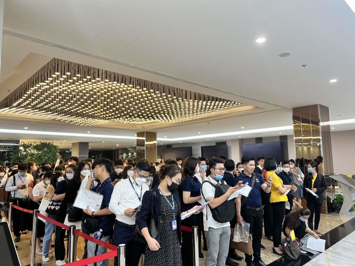 Hàng ngàn người xếp hàng chờ đăng ký quyền mua căn hộ The Beverly Solari - 2