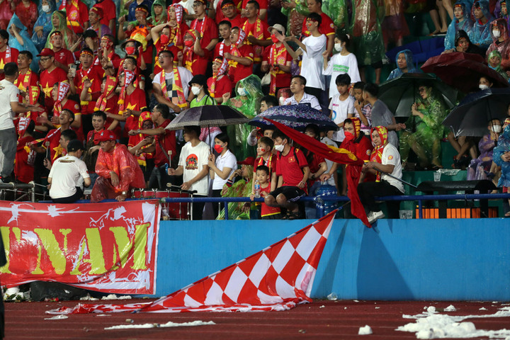 Công nhân dọn rác ở sân Việt Trì sau trận U23 Việt Nam - U23 Philippines - 8