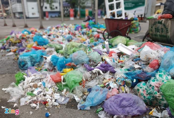 Công nhân dọn rác ở sân Việt Trì sau trận U23 Việt Nam - U23 Philippines - 1