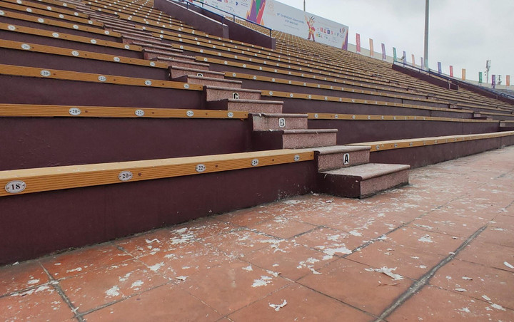 Công nhân dọn rác ở sân Việt Trì sau trận U23 Việt Nam - U23 Philippines - 6