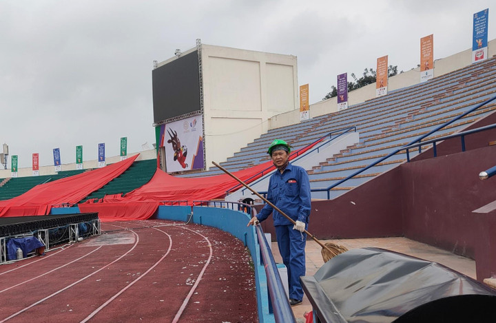 Công nhân dọn rác ở sân Việt Trì sau trận U23 Việt Nam - U23 Philippines - 3