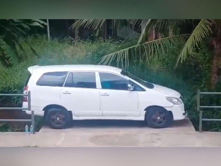 Choáng với những màn đậu xe đỉnh cao 'out trình' hết mọi tay lái lụa - 4