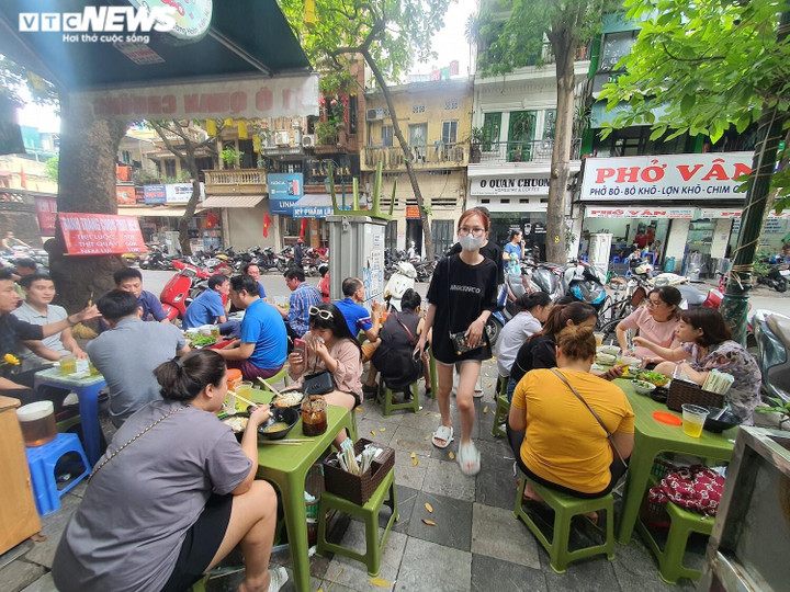 Bán hàng trăm suất ăn, quán mì niêu hải sản ở Hà Nội hốt bạc mỗi ngày - 3