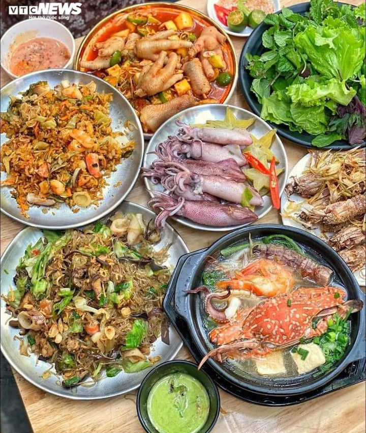 Bán hàng trăm suất ăn, quán mì niêu hải sản ở Hà Nội hốt bạc mỗi ngày - 10