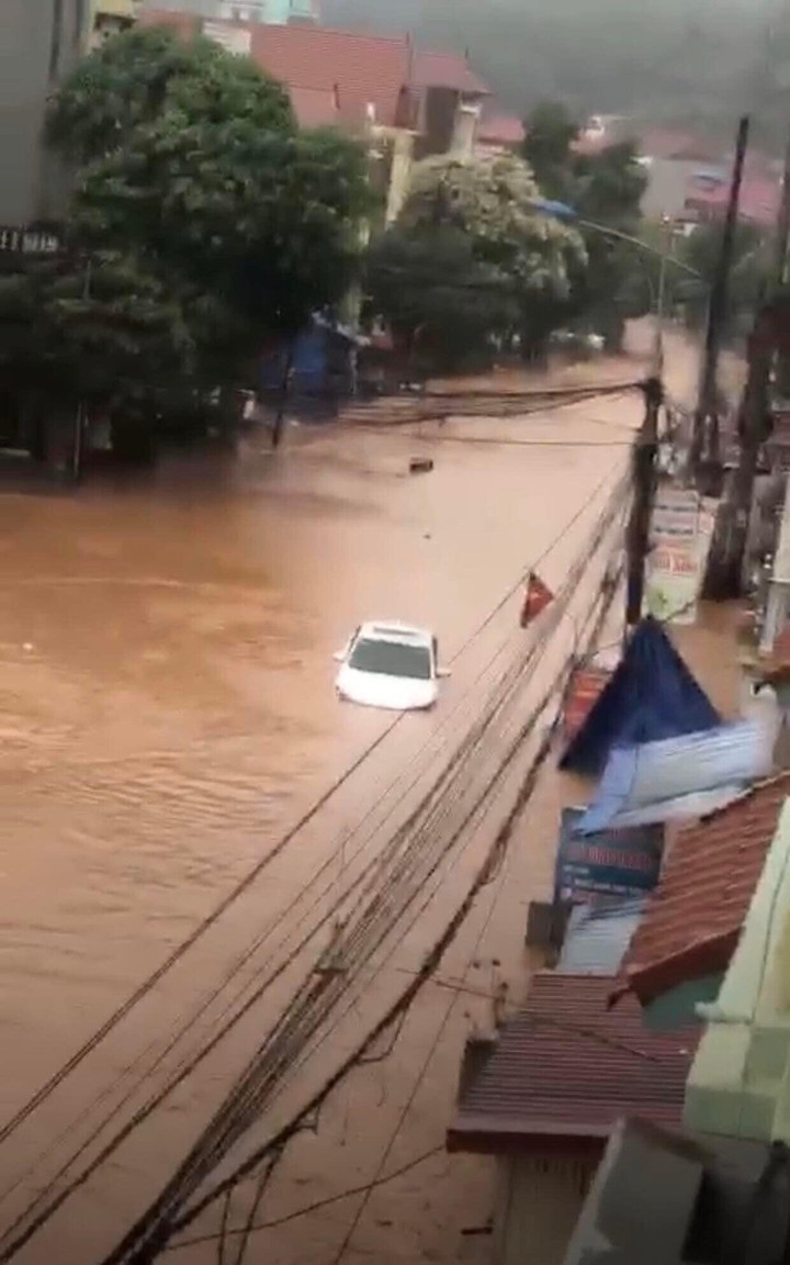 Ảnh: Mưa lớn nhấn chìm nhiều tuyến đường ở Lạng Sơn, Bắc Giang - 3