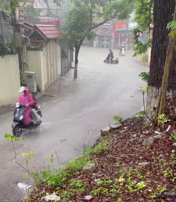 Ảnh: Mưa lớn nhấn chìm nhiều tuyến đường ở Lạng Sơn, Bắc Giang - 11