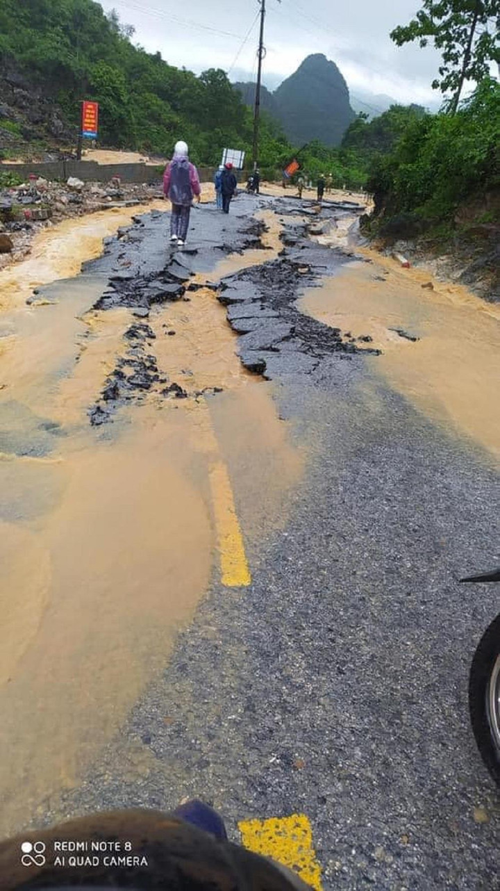 Ảnh: Mưa lớn nhấn chìm nhiều tuyến đường ở Lạng Sơn, Bắc Giang - 8