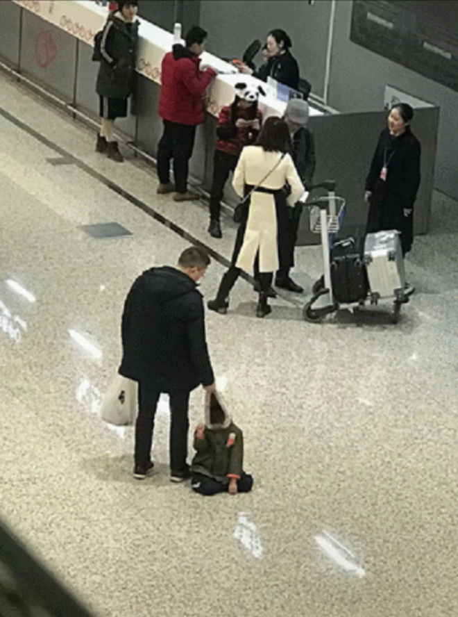 Biện pháp bá đạo của các ông bố bà mẹ thời 4.0 đối phó khi con ăn vạ - 6