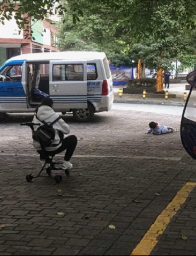 Biện pháp bá đạo của các ông bố bà mẹ thời 4.0 đối phó khi con ăn vạ - 5