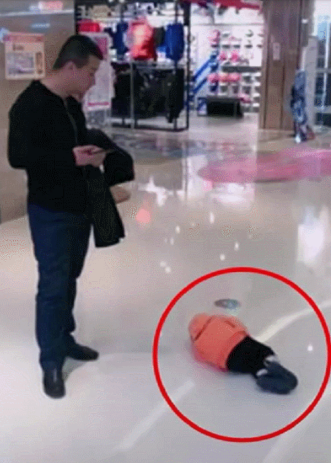 Biện pháp bá đạo của các ông bố bà mẹ thời 4.0 đối phó khi con ăn vạ - 9