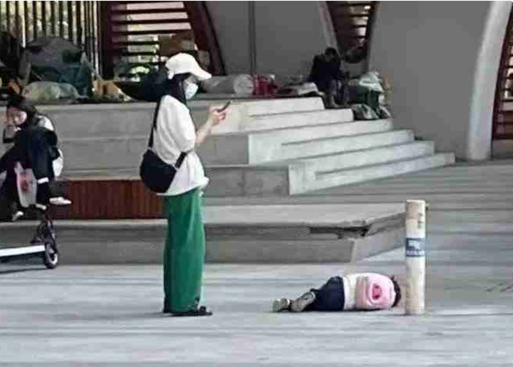 Biện pháp bá đạo của các ông bố bà mẹ thời 4.0 đối phó khi con ăn vạ - 1