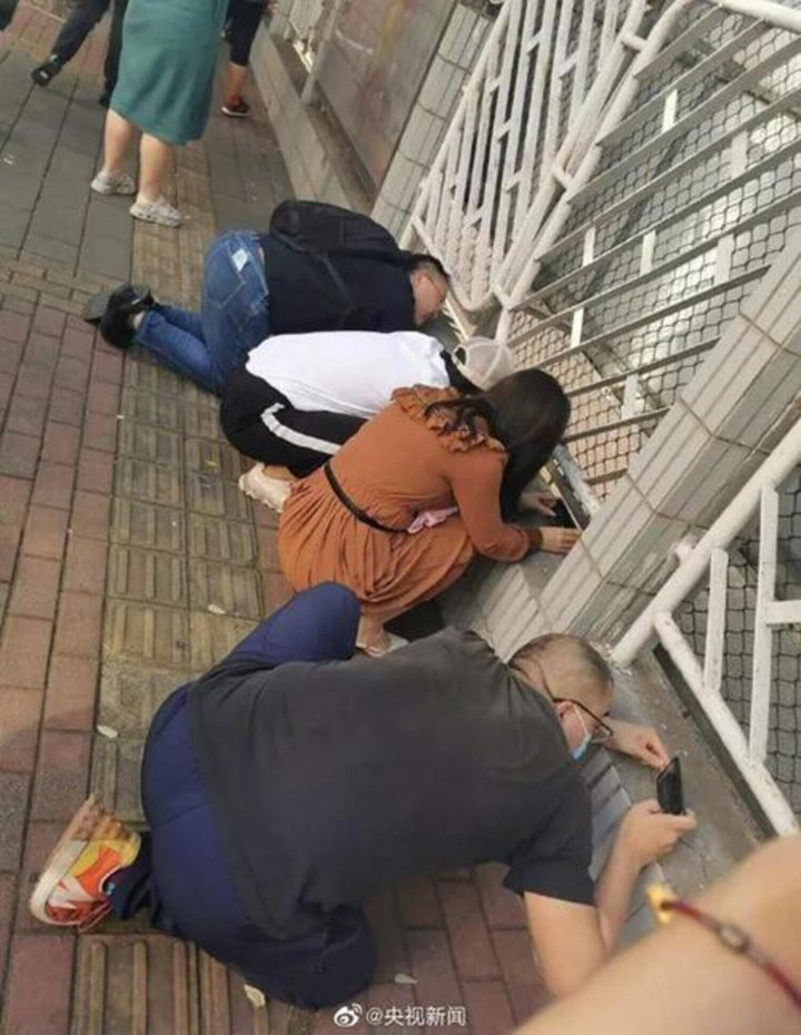 Ngả mũ với tài 'rình mò' điêu luyện hơn paparazzi của bố mẹ có con nhỏ đi học - 4