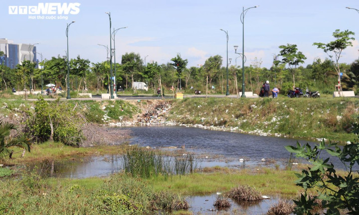 TP.HCM: Khu đô thị mới Thủ Thiêm 'ngập' trong rác - 13