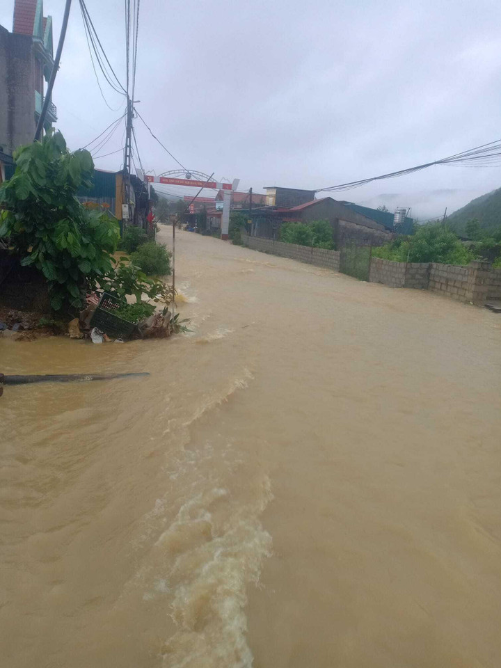 Ảnh: Mưa lớn nhấn chìm nhiều tuyến đường ở Lạng Sơn, Bắc Giang - 7