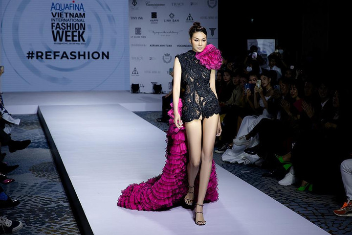 Thanh Hằng khoe chân dài 1m12, nổi hơn cả Hoa hậu Hoàn vũ 2021 - 1