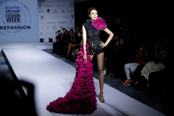 Thanh Hằng khoe chân dài 1m12, nổi hơn cả Hoa hậu Hoàn vũ 2021 - 2