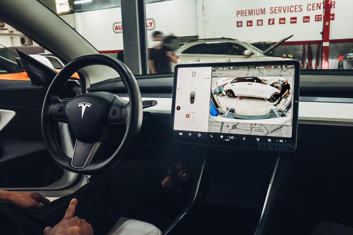 Tesla thu hồi 130.000 xe tại Mỹ do lỗi màn hình cảm ứng - 1