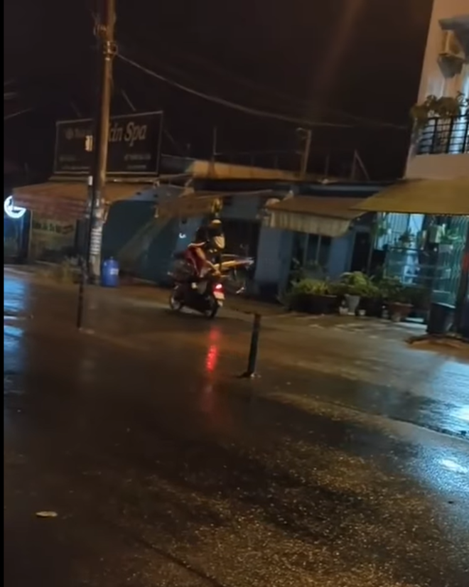 Sợ hãi cảnh xe máy ‘cõng’ nhau như diễn xiếc chạy băng băng trên đường - 4