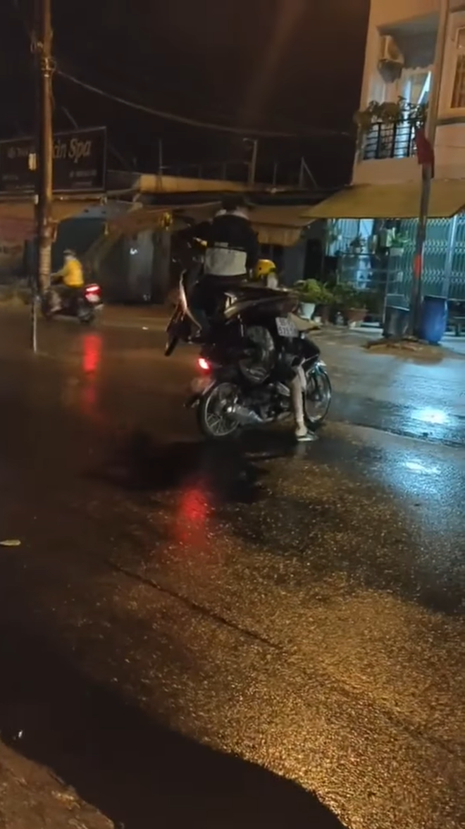 Sợ hãi cảnh xe máy ‘cõng’ nhau như diễn xiếc chạy băng băng trên đường - 3