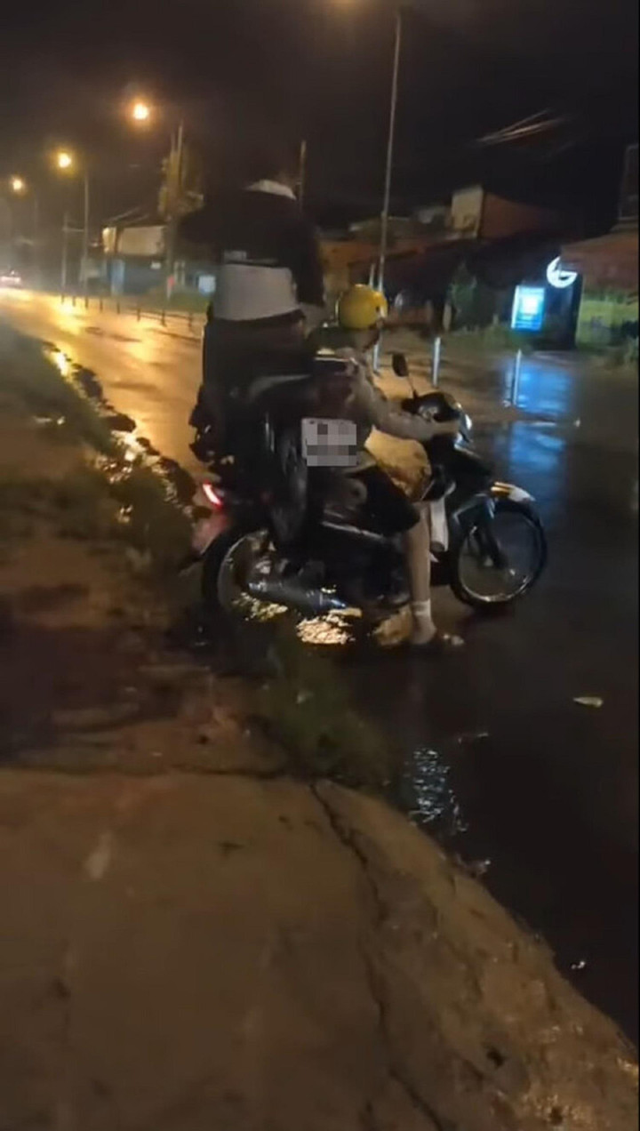 Sợ hãi cảnh xe máy ‘cõng’ nhau như diễn xiếc chạy băng băng trên đường - 2