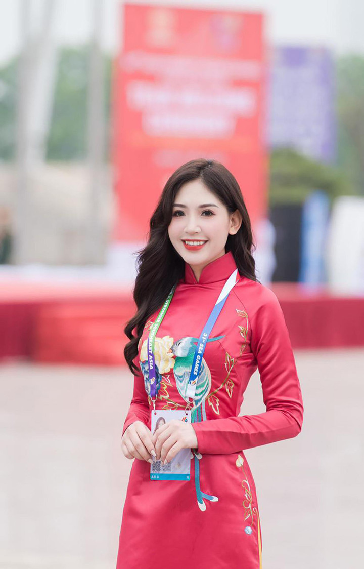 Nhan sắc xinh đẹp của MC Minh Đức dẫn lễ Thượng cờ SEA Games 31 - 2