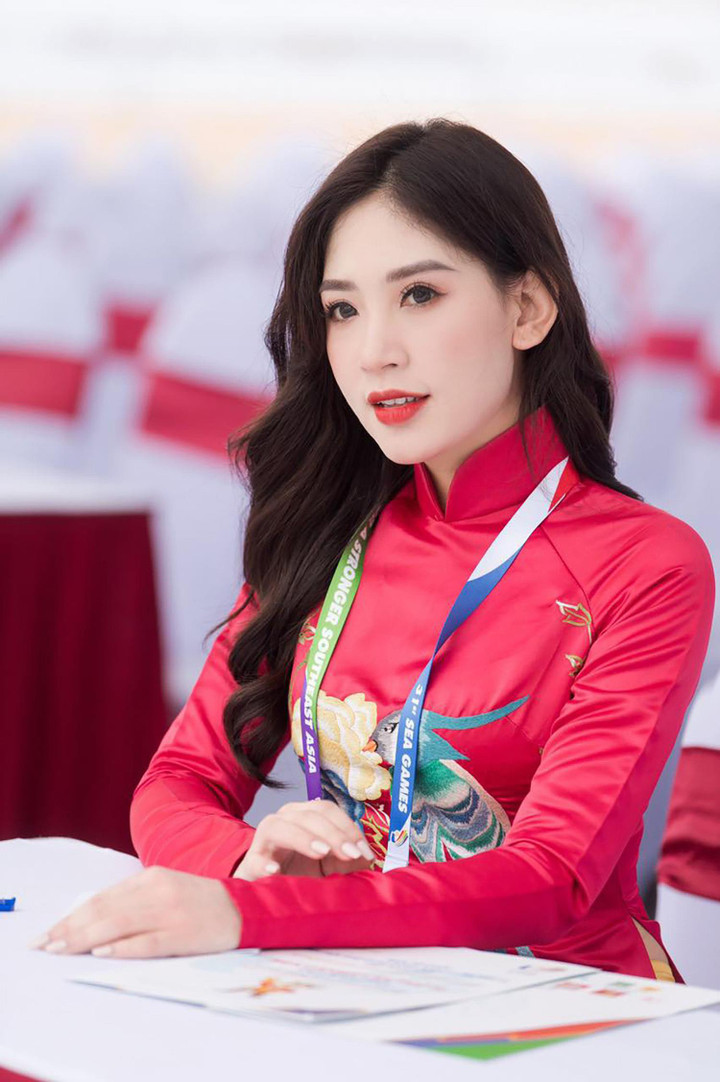 Nhan sắc xinh đẹp của MC Minh Đức dẫn lễ Thượng cờ SEA Games 31 - 3